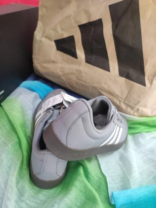 Zapatillas Adidas sportwear, casual vintage, nueva
