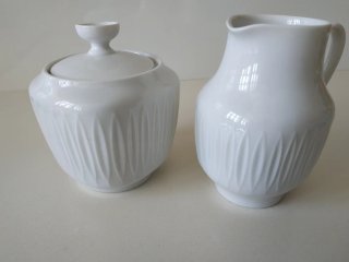 Jarrita y azucarero de porcelana