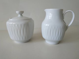 Jarrita y azucarero de porcelana