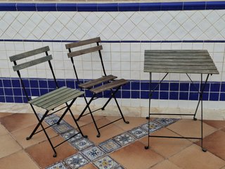 Conjunto mesa y 2 sillas plegables madera