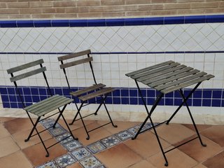 Conjunto mesa y 2 sillas plegables madera