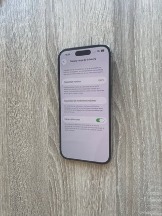 iPhone 14 Pro con cavo