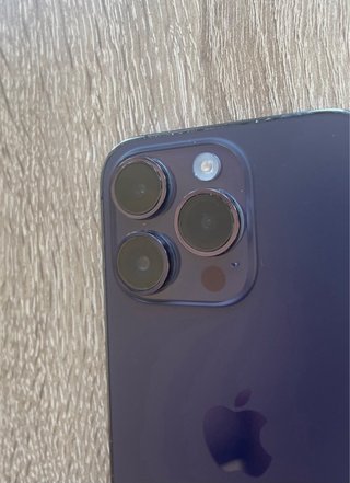 iPhone 14 Pro con cavo