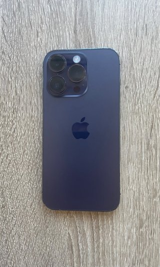 iPhone 14 Pro con cavo