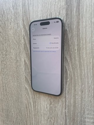 iPhone 14 Pro con cavo