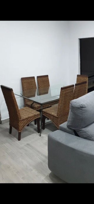 Mesa cristal y 6 sillas caoba ratán