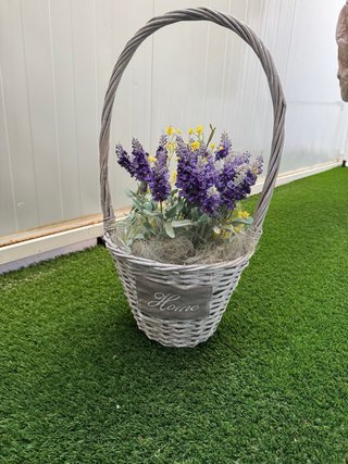 Cesta mimbre con flores moradas y amarillas