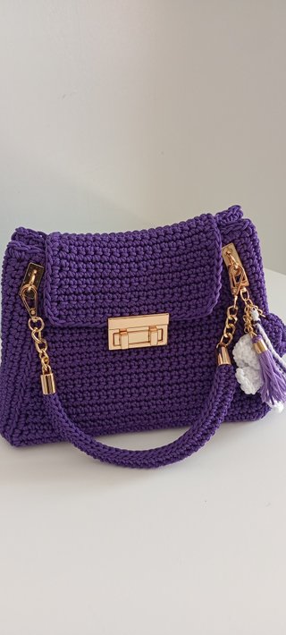 Borsa uncinetto viola con dettagli oro