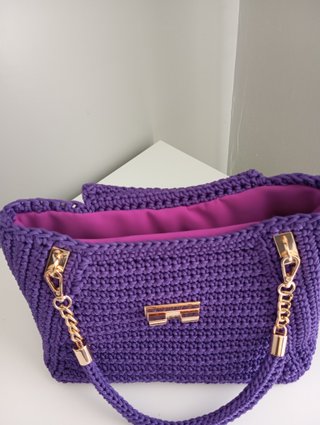 Borsa uncinetto viola con dettagli oro