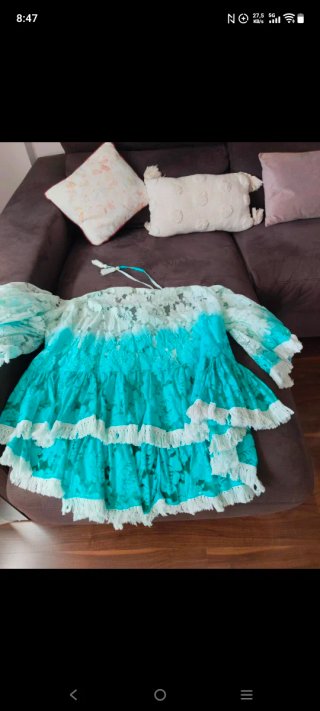 Vestido de encaje blanco y turquesa