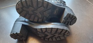 Stivaletti neri con borchie e strass