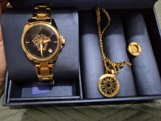 Conjunto nuevo de reloj y bisutería dorado