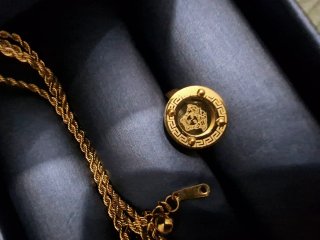 Conjunto nuevo de reloj y bisutería dorado