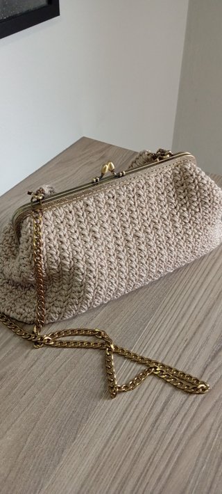 Borsa uncinetto beige con chiusura metallo