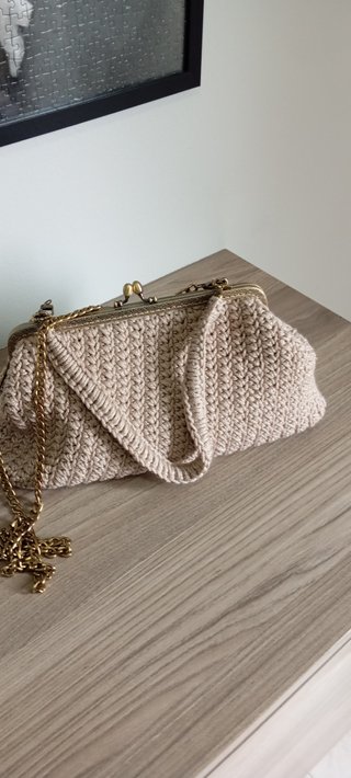 Borsa uncinetto beige con chiusura metallo