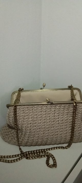Borsa uncinetto beige con chiusura metallo
