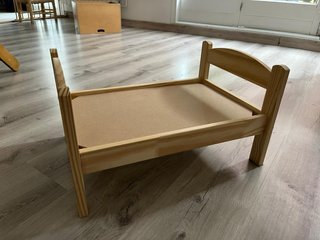 Cama de muñecas de madera