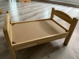 Cama de muñecas de madera