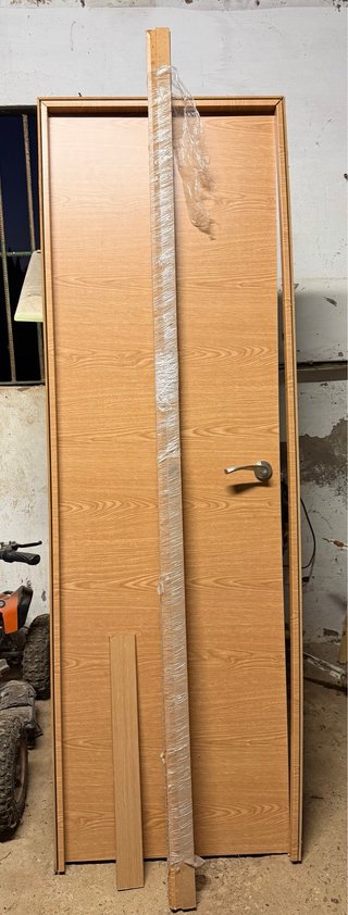 Puerta interior madera con manilla