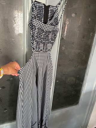 Vestido con un  patrón de cuadros vichy en blanco