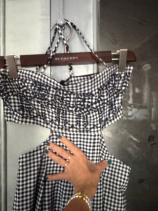 Vestido con un  patrón de cuadros vichy en blanco
