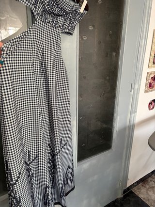 Vestido con un  patrón de cuadros vichy en blanco