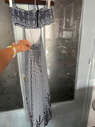 Vestido con un  patrón de cuadros vichy en blanco