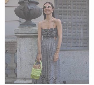 Vestido con un  patrón de cuadros vichy en blanco