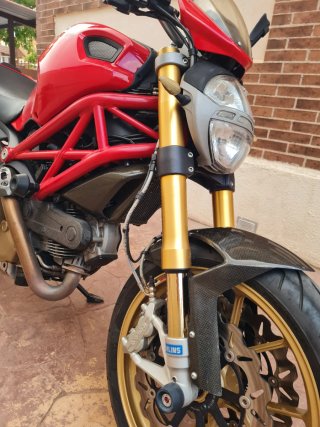 Ducati Monster 696 ABS Roja y Dorada