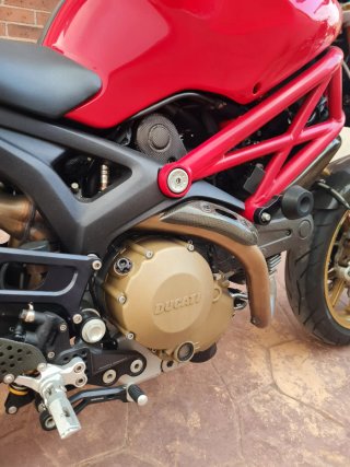 Ducati Monster 696 ABS Roja y Dorada