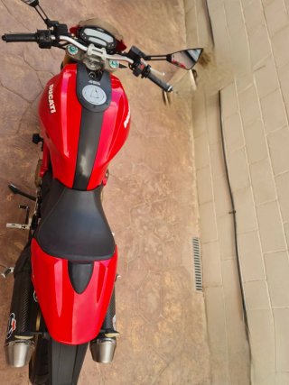 Ducati Monster 696 ABS Roja y Dorada