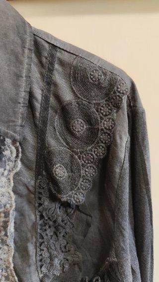 Camicia vintage donna grigia molto particolare.