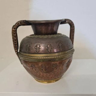 Antico vaso in ottone e rame cesellato