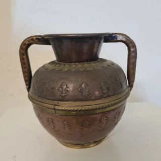 Antico vaso in ottone e rame cesellato