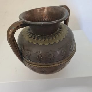 Antico vaso in ottone e rame cesellato