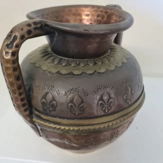 Antico vaso in ottone e rame cesellato