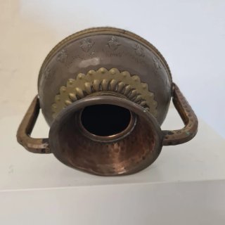 Antico vaso in ottone e rame cesellato