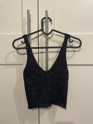 Top tirantes negro brillante escote pico