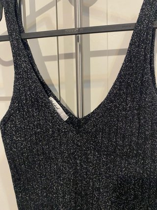 Top tirantes negro brillante escote pico
