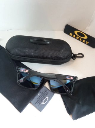 Gafas Oakley grises transparentes y azules