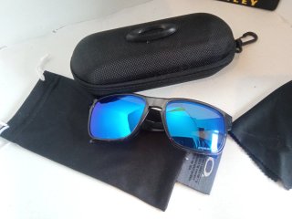 Gafas Oakley grises transparentes y azules