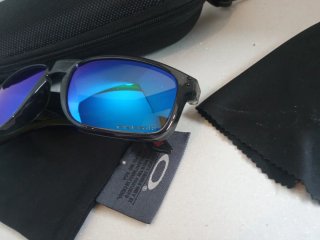 Gafas Oakley grises transparentes y azules