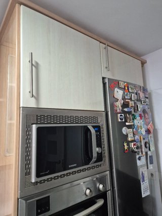 Muebles de cocina beige y marrón claro con veta