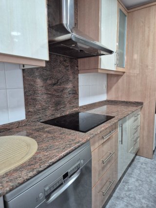 Muebles de cocina beige y marrón claro con veta