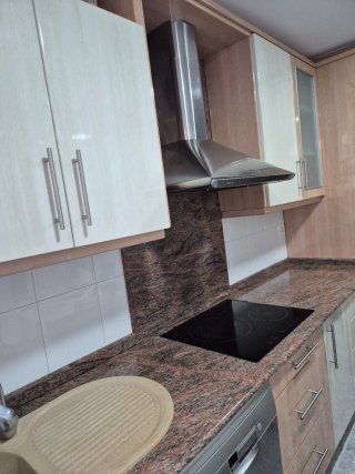 Muebles de cocina beige y marrón claro con veta