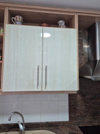 Muebles de cocina beige y marrón claro con veta