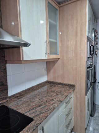 Muebles de cocina beige y marrón claro con veta