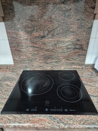 Muebles de cocina beige y marrón claro con veta