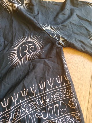 Blusa manga murciélago con estampado Om