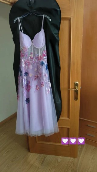 Vestido de fiesta morado con flores